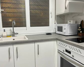 Charming Apartment up to 4 persons 3 min to Metro - Madrid - Cuina