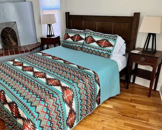 Three bedroom home near the University of New Mexico and heart of Albuquerque - 앨버커키 - 침실