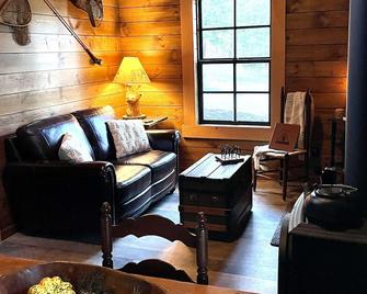 Cabin in the Meadow - Sandpoint - Living room