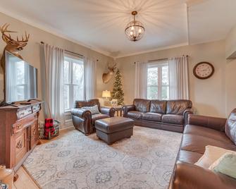 Cedar Creek Guesthouse 3 Mi to Lake Charlevoix - East Jordan - Sala de estar