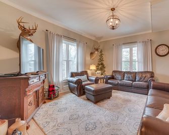 Cedar Creek Guesthouse 3 Mi to Lake Charlevoix - East Jordan - Sala de estar
