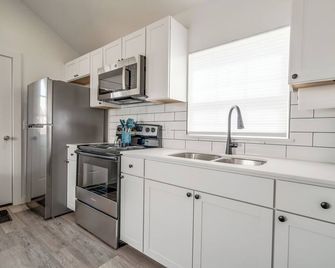 Charming 1-bedroom cottage on west side of OKC. - El Reno - Kuchyň