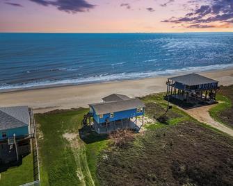 Beachfront 3br | Expansive Deck, Grill & Ocean Views - Gilchrist - Playa