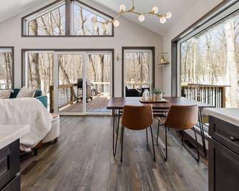 Cozy Tree Top Nature stay - Trego - Dining room