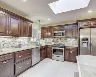 3 bdrm, SUNROOM & Patio; Near shops/Light Rail and easy access to downtown - Aurora - Cocina