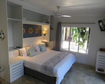 Bare Feet Retreat - Scottburgh - Habitación