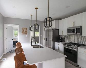 Sand Hill Cottage 3 Bedroom Home Near Purdue! River & Park View - West Lafayette - Kitchen