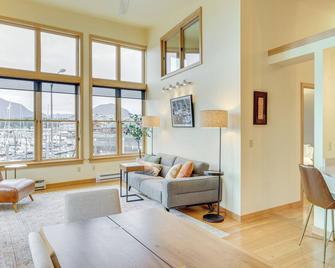 Custom Harborside Loft In the Heart of Ketchikan - Ketchikan - Living room