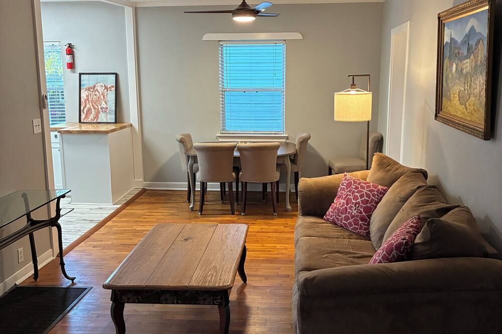 2 bedroom/ 2 bath cottage, just a block from Emory University / Emory Hospital - אטלנטה - סלון