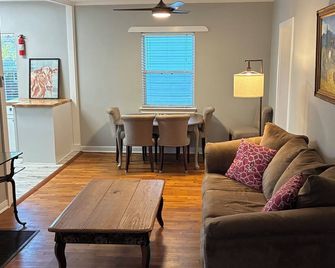 2 bedroom/ 2 bath cottage, just a block from Emory University / Emory Hospital - אטלנטה - סלון