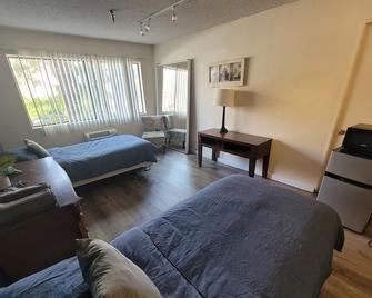 (A01) Affordable Double Bed - Beverly Hills - Спальня