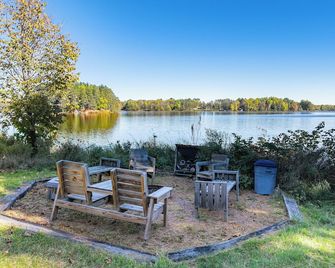 Waterfront Cabin On Full Rec Lake - Sleeps 6 - Phillips - Patio