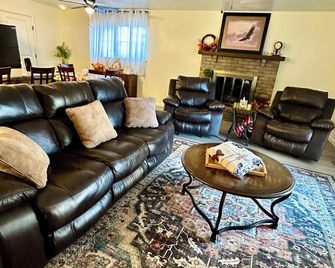 Delightful 3-bedroom house with AC in charming Owasso - Owasso - Wohnzimmer