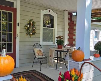 Charming 1-bedroom apartment minutes from Ricketts Glenn State Park. - Benton
