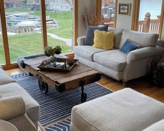 Lake front home 3 miles from Downtown Omaha! Pet Friendly! - Carter Lake - Sala de estar