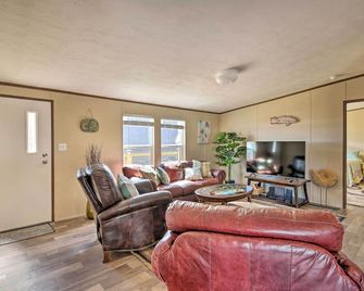 Quaint Port O'Connor Home - 3 Mi to Beach! - Port O'Connor - Sala de estar