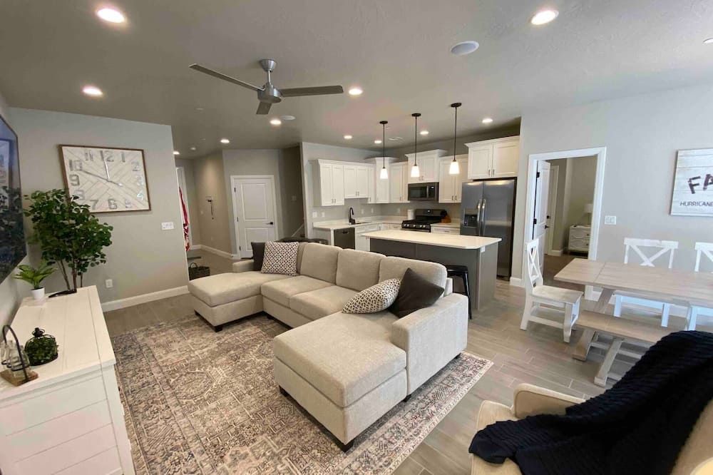 Brand new build 4B/3.5B in Zions Village w/Hot Tub - Hurricane - Huiskamer