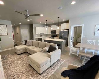 Brand new build 4B/3.5B in Zions Village w/Hot Tub - Hurricane - Huiskamer