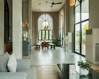 Le Lert Hotel Ratchaburi - Ratchaburi - Salónek