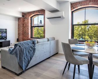Bendigo Cbd Apartment - Bendigo - Living room