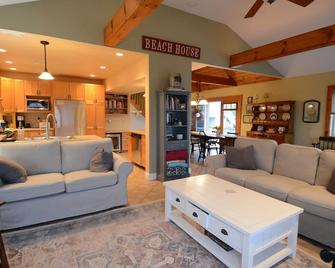 Cozy, year round beachside cottage just steps to the water - East Haven - Living room