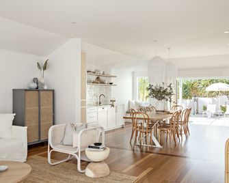 كيب بيتش هاوس - بيرون باي - غرفة طعام