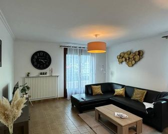 Maison Confort Stationnement Privatif 6 pers - Échirolles - Salon