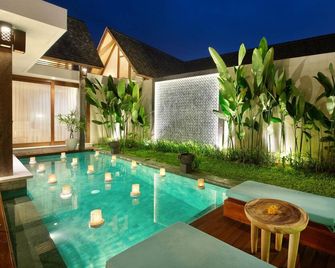 ซานอรา วิลล่า ซานูร์ โดย อินิ วี ฮอสพิทาลิตี้ - กูตา - สระว่ายน้ำ