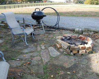 Guest home on 100 acre ranch out in the country but minutes from Nashville, TN - Springfield - Patio