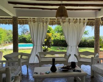 Nyumba Sara (Sea Front Villa) - Watamu - Innenhof