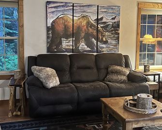 Kades cabin on piper creek - Bigfork - Living room