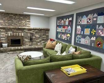 Cozy 2-bed daylight basement apartment in charming Spanish Fork with WiFi, AC - Spanish Fork - Living room