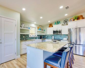 Waterfront Home w/ Boat Dock & Slip in Old Town! - Old Town - Kitchen