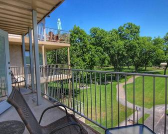 Beyond The River - New Braunfels - Balcony
