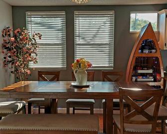 Hottub/Fish/River Front/Dogs/Summer Pool.Right By Gulf And Beaches. Bring Boat! - Gautier - Ruokailuhuone