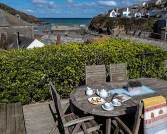 Grey Roofs - Port Isaac - Patio