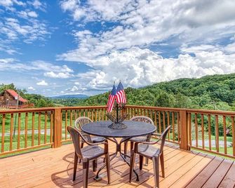 Amazing Grace-Cozy Cabin Retreat in the Smokies - Pigeon Forge - Balcony