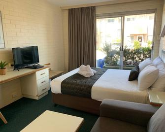Crest Motor Inn - Queanbeyan - Bedroom