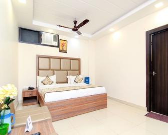 Oyo 13932 Hotel Pushpanjali - Kanpur - Habitació