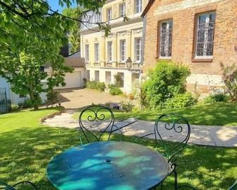 Gîtes de France - Le Clos de la Seine - Rives-en-Seine - Binnenhof
