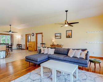 Sherry Road Retreat - South Burlington - Living room