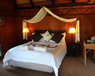 Insingizi Lodge - Mid Illovo - Bedroom