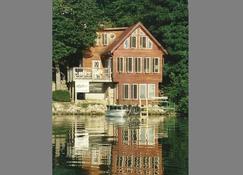 Madison 3 BR Cottage on 3000 acre Lake. Kayaks & Pontoon - Stoughton - Building