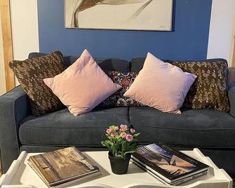 Coastal Villa for Family Retreats & Reunions - Castine - Sala de estar