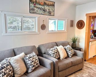 The Auke Ridge Retreat Cabin - a Short Walk to the Harbor - Juneau - Living room