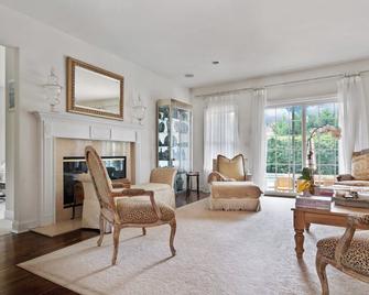 New Listing: Stately traditional home with open floorplan and private pool - Southampton - Sala de estar