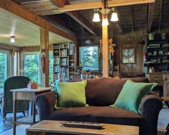 Oceanfront Cabin-Castle in Maine Woods - Georgetown - Living room