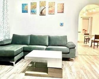 1127 / Downtown Dubuque, first floor, free parking - Dubuque - Living room