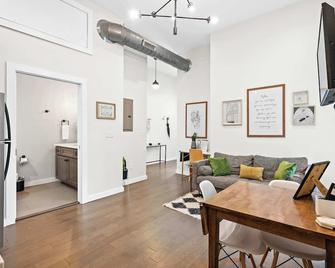 1BR with Parking - Walk to Convention Center & Stadiums - Covington - Phòng khách