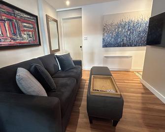 Beautiful space, blocks from the ocean & Cook St - Victoria - Olohuone